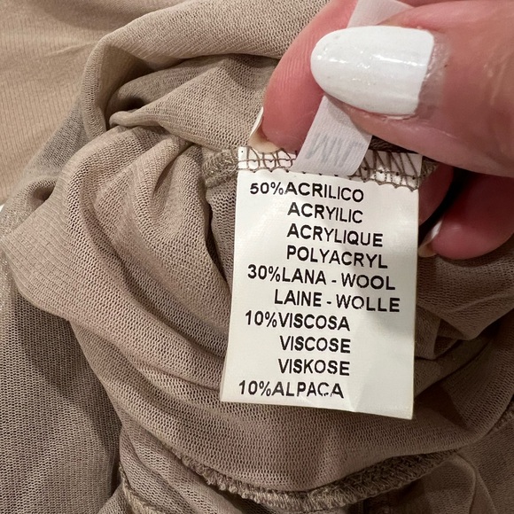 Italian made lacy turtle neck top. - Picture 4 of 7